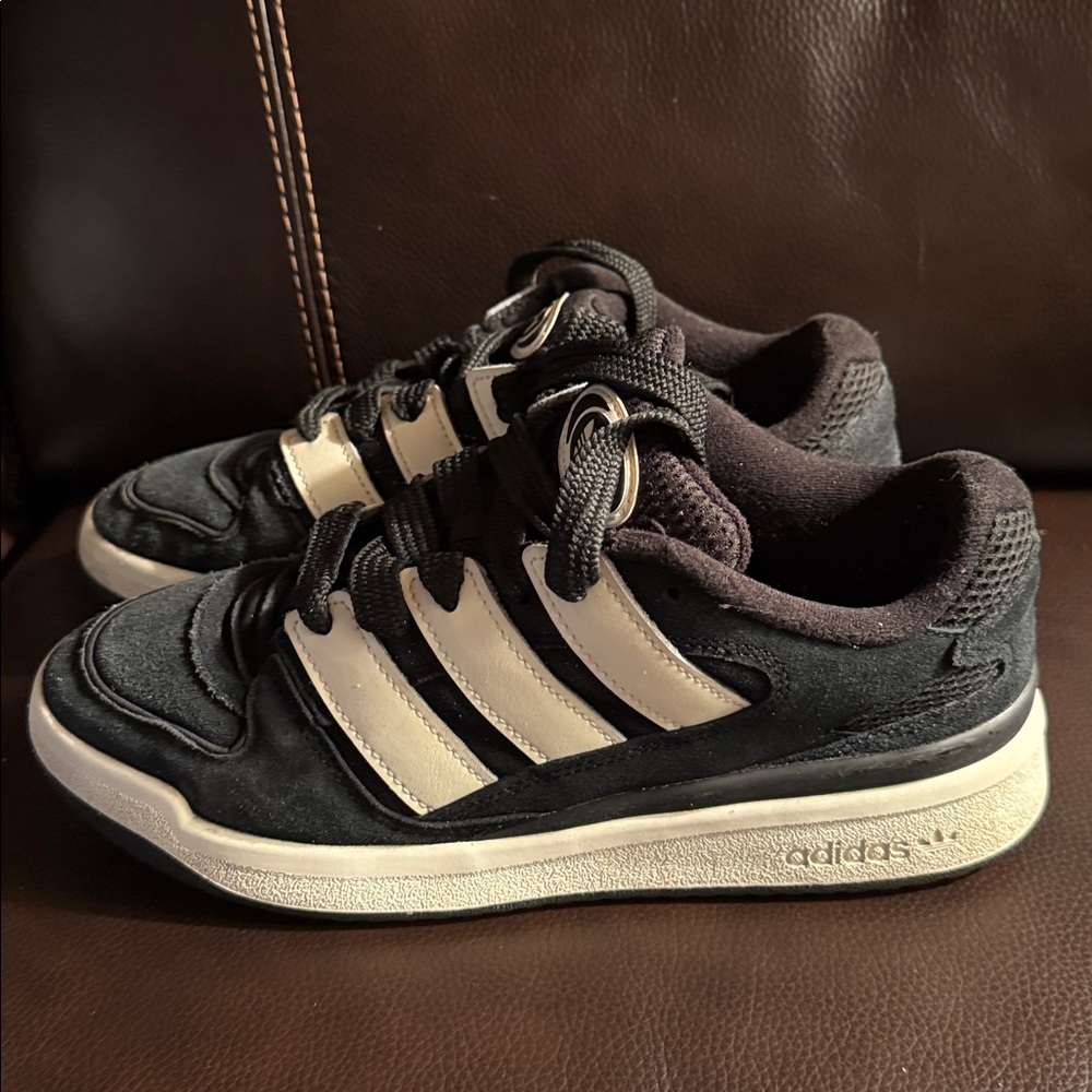 Adidas FORUM2000 Classic Black and white Sneakers. Men’s size 8